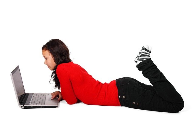 notebook, žena, ležet, červený svetr, černé kalhoty